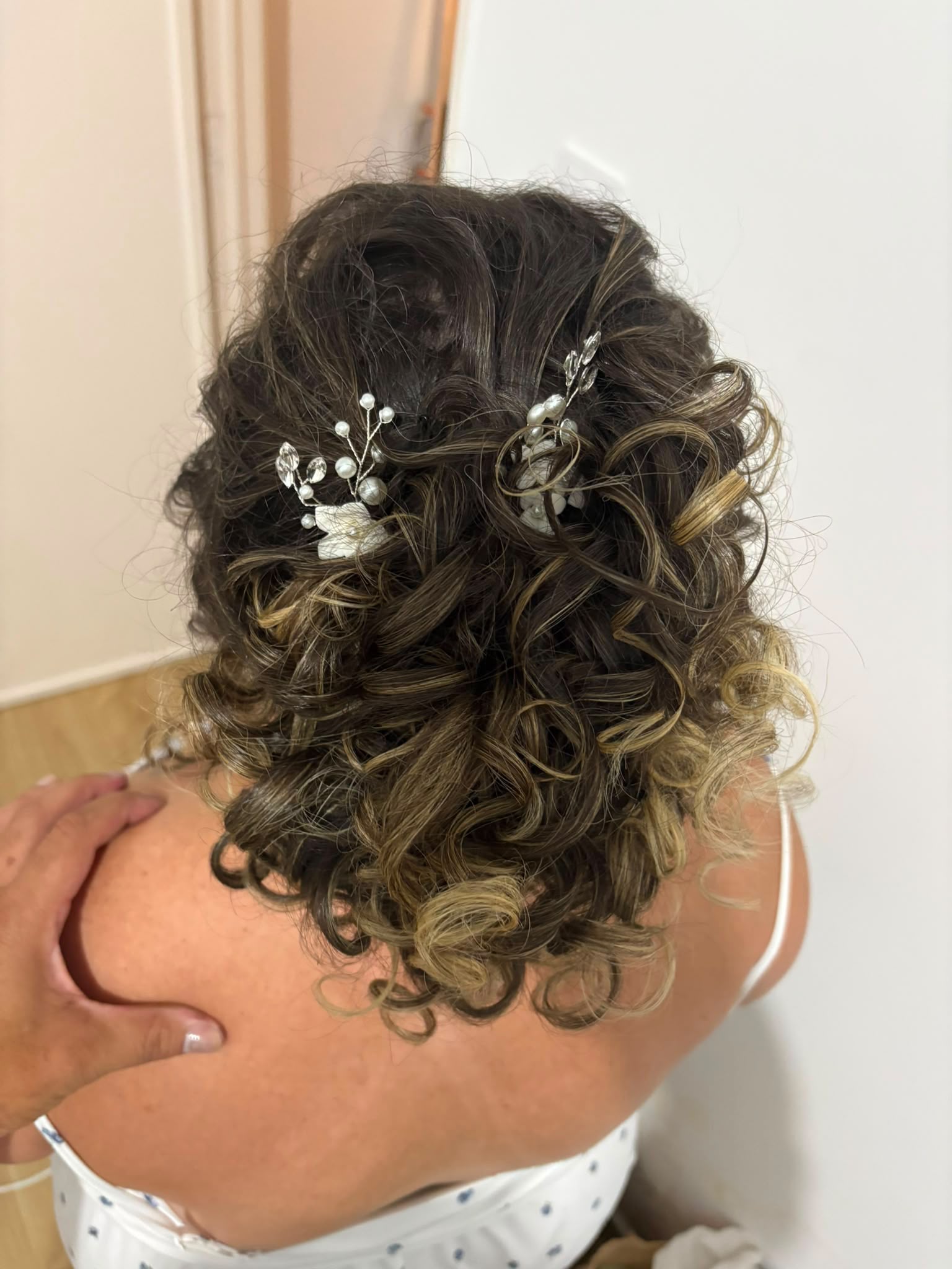 Penteado de noiva com acessório de pérolas