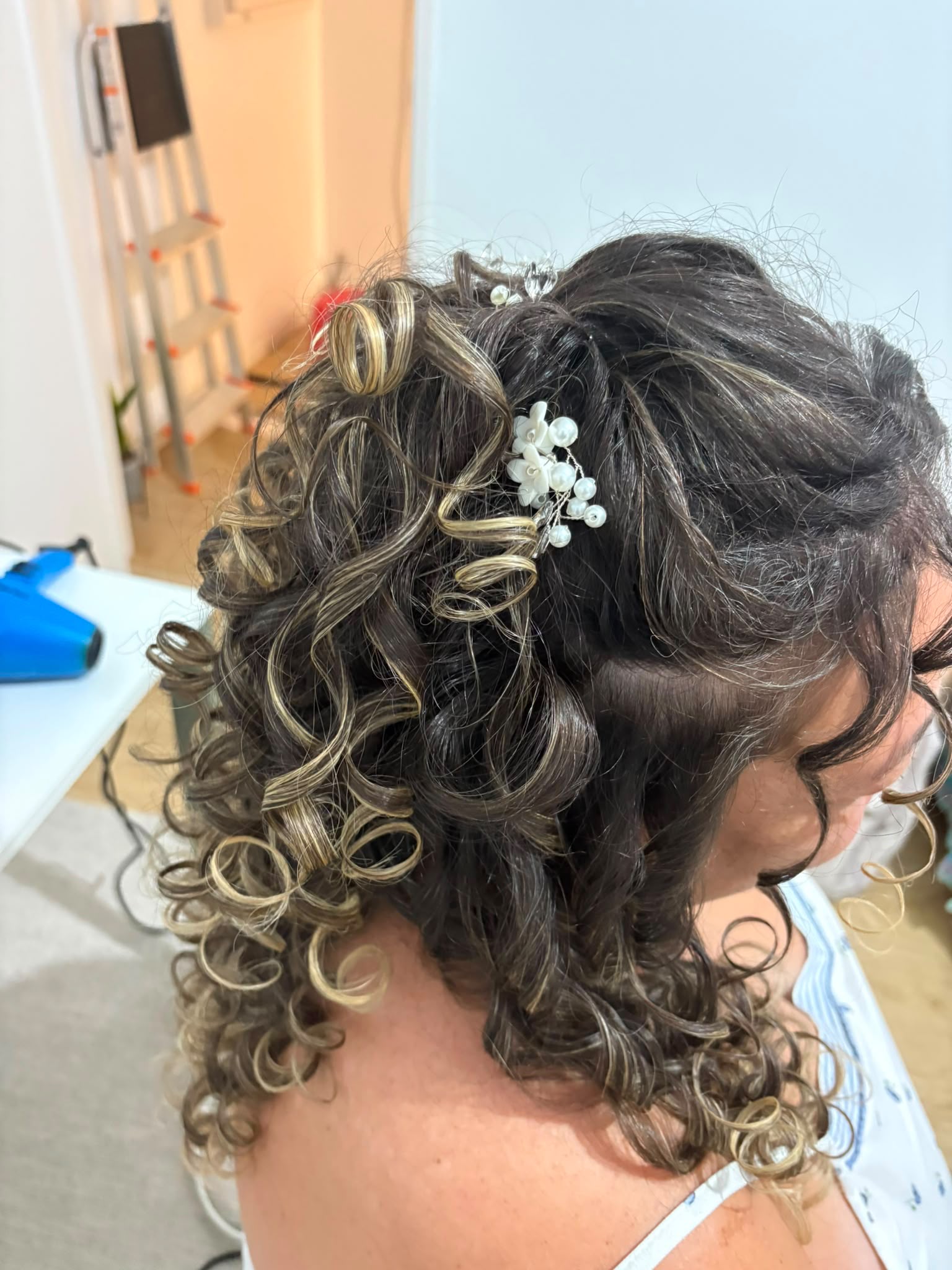 Penteado de noiva com pérolas, vista lateral