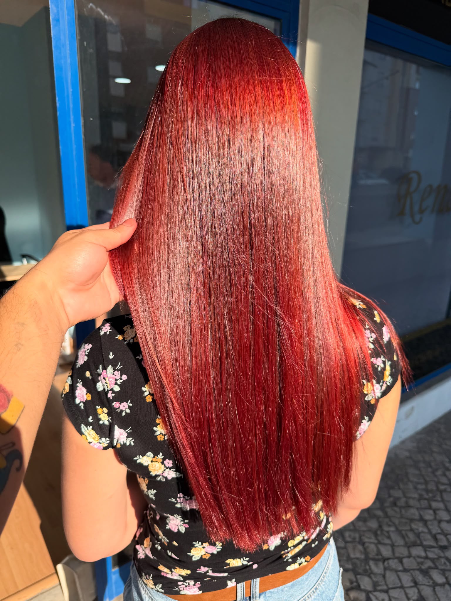 Coloração vermelho vibrante em cabelo longo