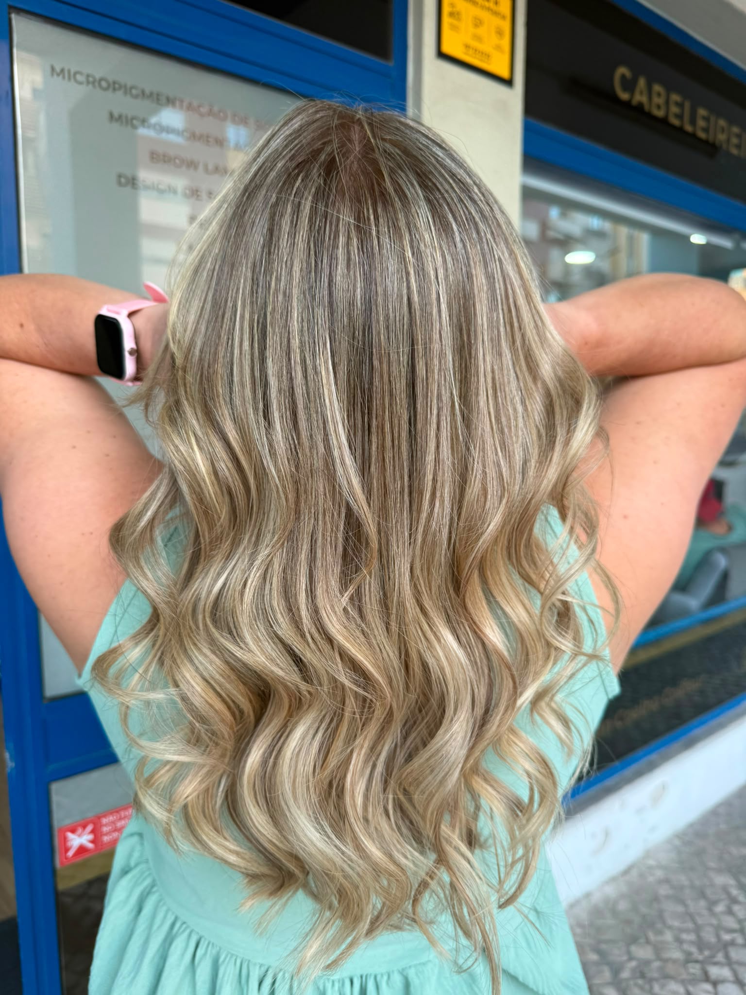 Balayage loiro em cabelo ondulado