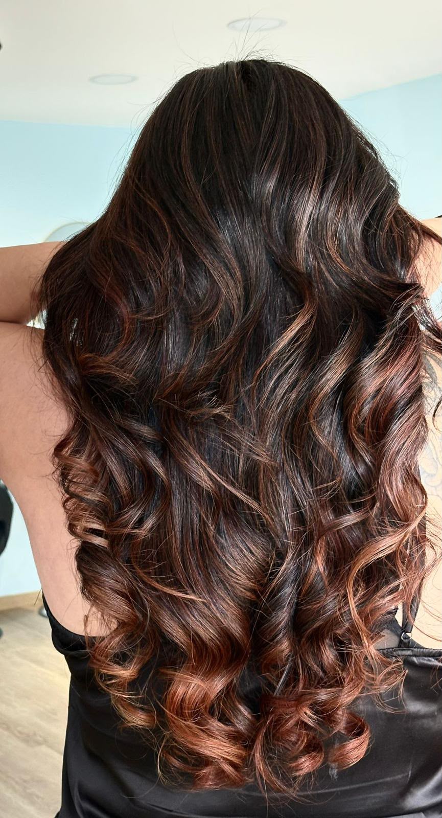 Cabelo ondulado castanho com reflexos cobre