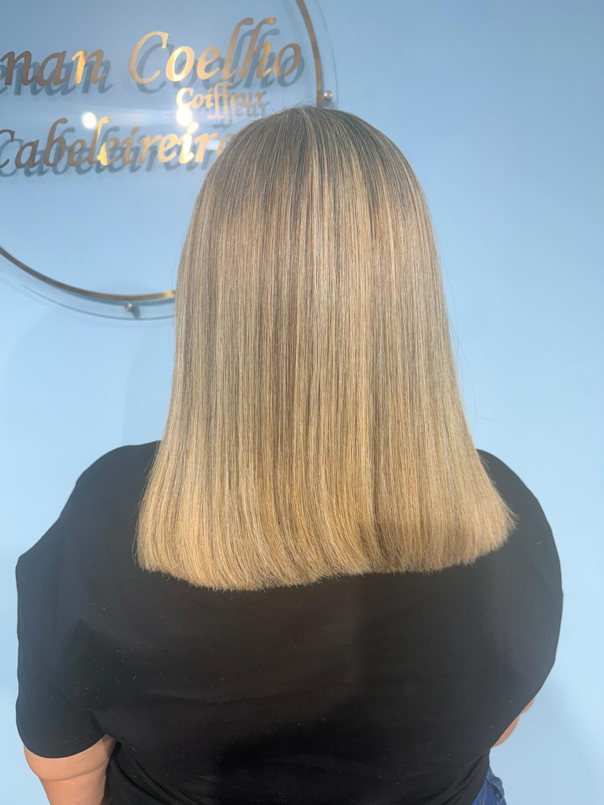 Cabelo liso loiro com brilho