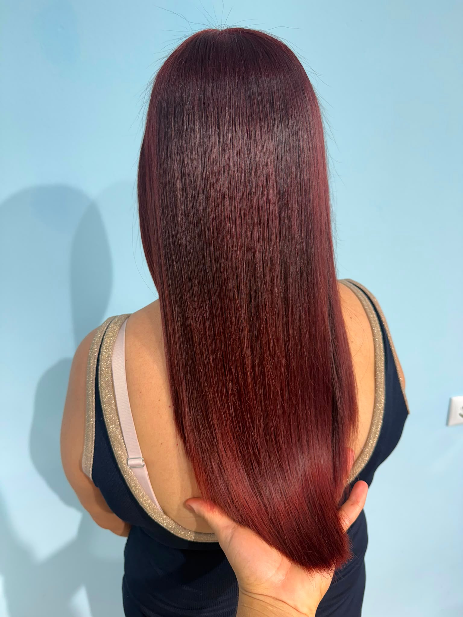Coloração vinho borgonha em cabelo longo