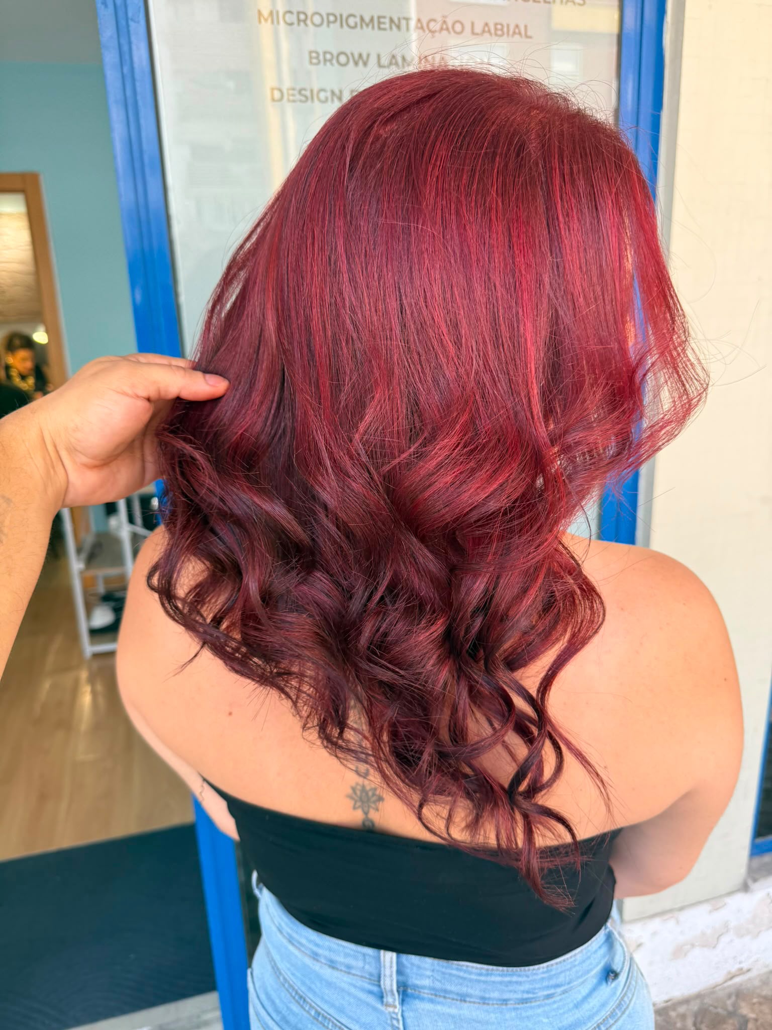 Cabelo ondulado vermelho intenso