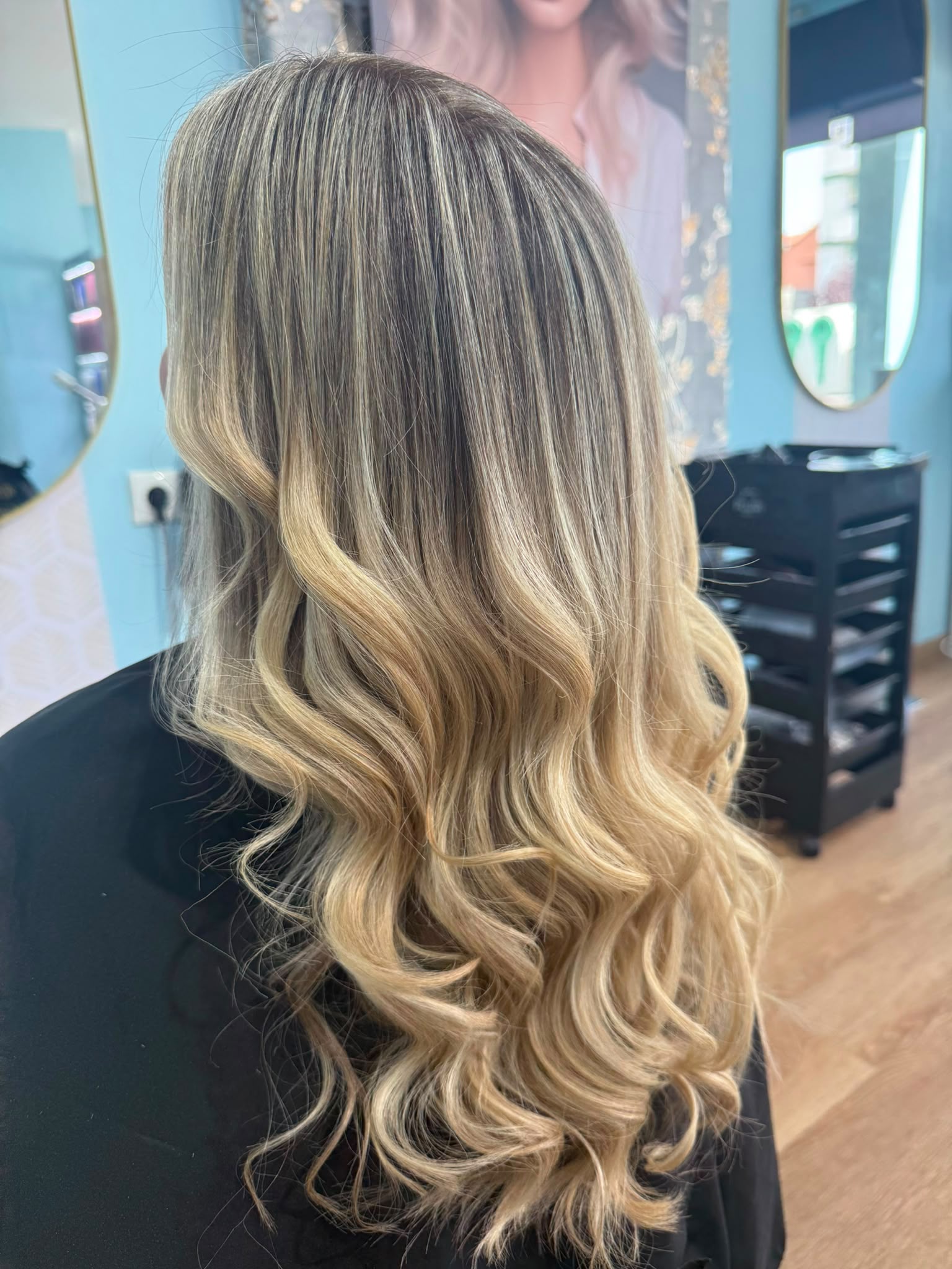 Cabelo ondulado com balayage loiro degradê