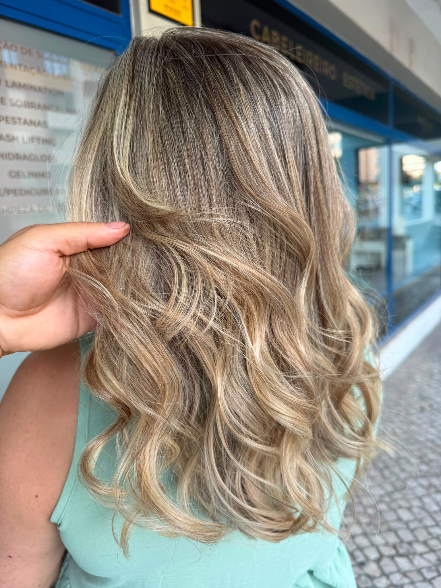 Balayage loiro acinzentado em cabelo ondulado