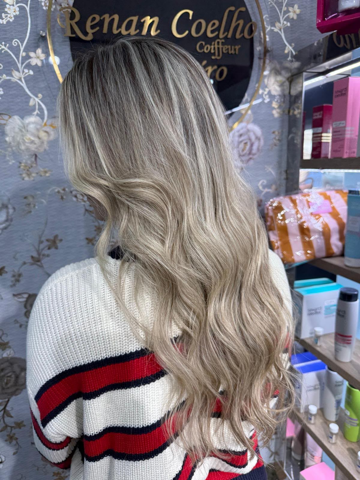 Balayage loiro acinzentado em cabelo ondulado longo, trabalho do salão