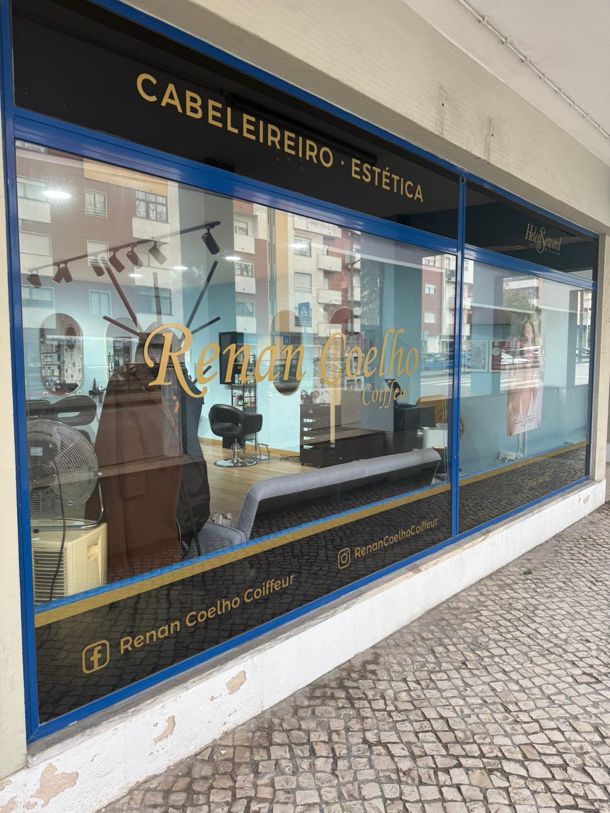 Montra do salão Renan Coelho Coiffeur, com letreiro Cabeleireiro e Estética