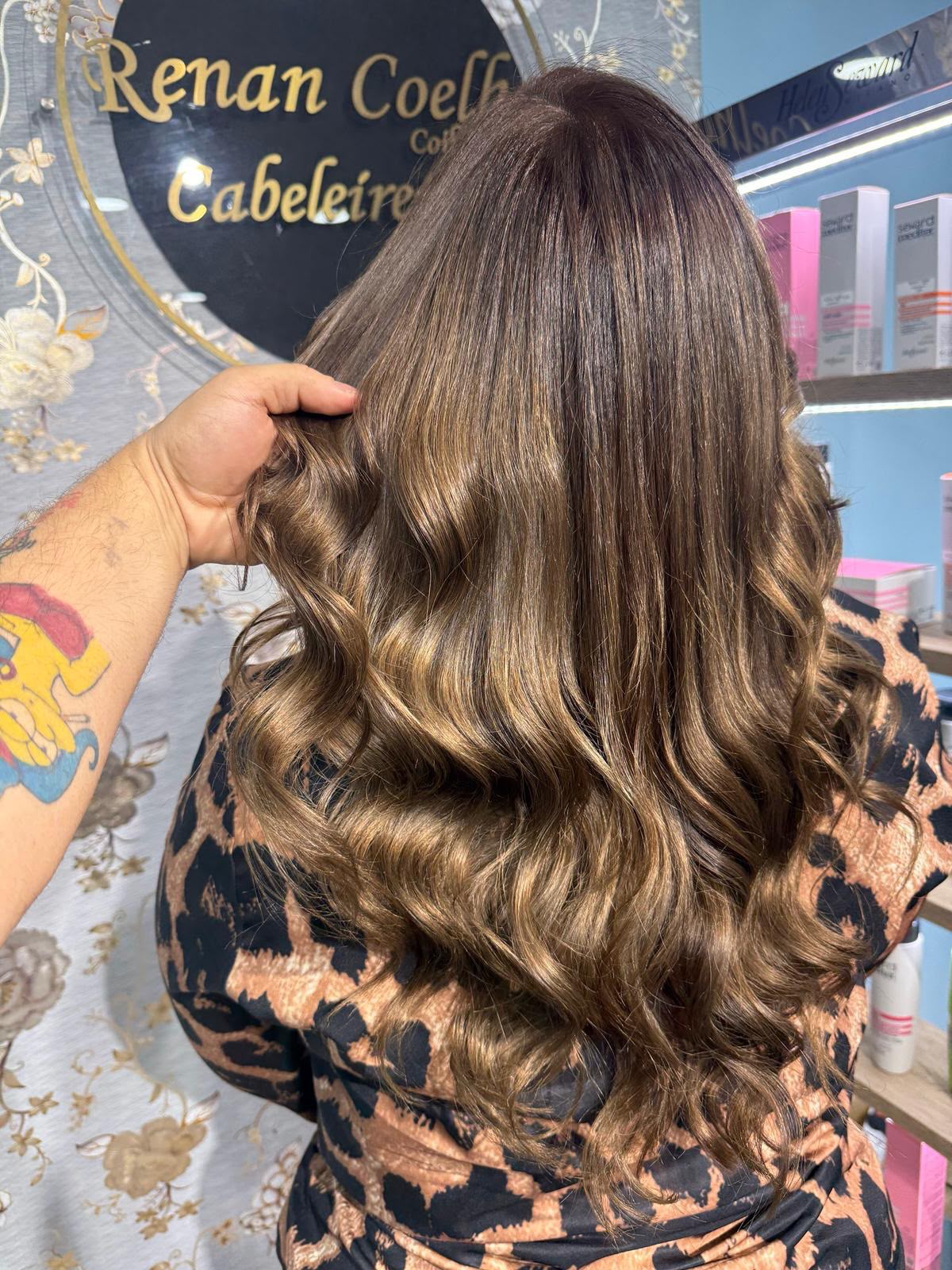 Cabelo castanho com balayage e ondas largas, finalizado no salão